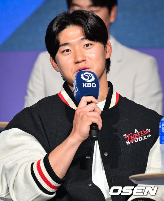 [OSEN=조은정 기자]’2025 신한 SOL Bank KBO 미디어데이 & 팬페스트’가 20일 서울 송파구 롯데호텔 월드에서 열렸다.  이번 행사에는 각 구단의 감독을 비롯해 KIA 나성범, 김도영, 삼성 구자욱, 강민호, LG 박해민, 홍창기, 두산 양의지, 김택연, KT 장성우, 강백호, SSG 김광현, 박성한, 롯데 전준우, 윤동희, 한화 채은성, 김서현, NC 박민우, 김형준, 키움 송성문, 이주형 등 KBO 리그 10개 구단 주장과 대표 선수가 참석한다.KIA 김도영이 인터뷰를 하고 있다. 2025.03.20 /cej@osen.co.kr