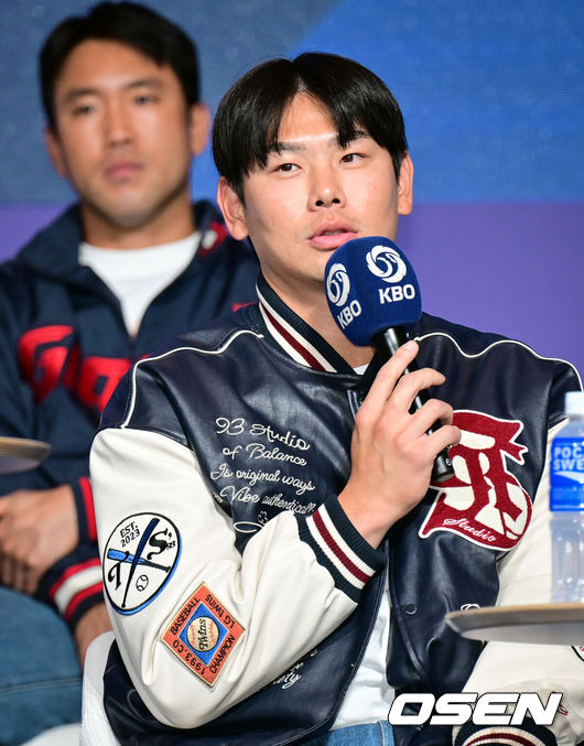 [OSEN=조은정 기자]’2025 신한 SOL Bank KBO 미디어데이 & 팬페스트’가 20일 서울 송파구 롯데호텔 월드에서 열렸다.  이번 행사에는 각 구단의 감독을 비롯해 KIA 나성범, 김도영, 삼성 구자욱, 강민호, LG 박해민, 홍창기, 두산 양의지, 김택연, KT 장성우, 강백호, SSG 김광현, 박성한, 롯데 전준우, 윤동희, 한화 채은성, 김서현, NC 박민우, 김형준, 키움 송성문, 이주형 등 KBO 리그 10개 구단 주장과 대표 선수가 참석한다.LG 홍창기가 인터뷰를 하고 있다. 2025.03.20 /cej@osen.co.kr