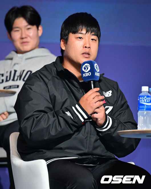 [OSEN=조은정 기자]’2025 신한 SOL Bank KBO 미디어데이 & 팬페스트’가 20일 서울 송파구 롯데호텔 월드에서 열렸다.  이번 행사에는 각 구단의 감독을 비롯해 KIA 나성범, 김도영, 삼성 구자욱, 강민호, LG 박해민, 홍창기, 두산 양의지, 김택연, KT 장성우, 강백호, SSG 김광현, 박성한, 롯데 전준우, 윤동희, 한화 채은성, 김서현, NC 박민우, 김형준, 키움 송성문, 이주형 등 KBO 리그 10개 구단 주장과 대표 선수가 참석한다.KT 강백호가 인터뷰를 하고 있다. 2025.03.20 /cej@osen.co.kr