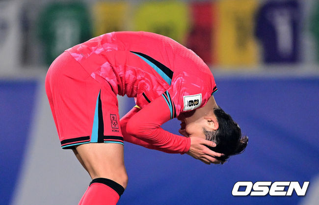 [OSEN=고양, 최규한 기자] 대한민국 남자축구대표팀이 20일 고양종합운동장에서 ‘2026 국제축구연맹(FIFA) 북중미 월드컵’ 아시아지역 3차 예선 B조 7차전 오만과 맞대결을 펼쳤다.B조에 속해 있는한국은 4승 2무, 승점 14로 조 선두를 달리고 있다. 2위는 이라크(승점 11), 3위는 요르단(승점 9)이다.한국이 이번 2연전에서 2승을 거두면 북중미 월드컵 본선진출을 조기에 확정한다.후반 한국 손흥민이 찬스를 놓친 뒤 아쉬워하고 있다. 2025.03.20 / dreamer@osen.co.kr