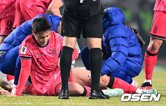 [OSEN=고양, 최규한 기자] 대한민국 대표팀이 홈에서 오만에 1-1로 비겼다.홍명보(56)감독이 이끄는 한국 축구 대표팀은 20일 오후 8시 고양종합운동장에서 열린 2026 국제축구연맹(FIFA) 북중미 월드컵 아시아지역 3차 예선 B조 7차전 오만과 맞대결을 치러 1-1로 비겼다. 전반 한국 백승호가 부상으로 쓰러진 가운데 스태프가 상태를 살피고 있다. 2025.03.20 / dreamer@osen.co.kr