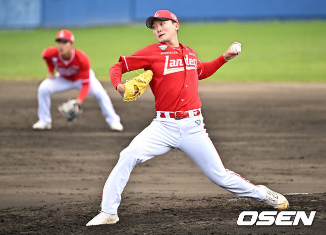 [OSEN=오키나와(일본), 조은정 기자]프로야구 삼성 라이온즈는 25일 일본 오키나와현 아카마 구장에서 열린 SSG 랜더스와의 연습경기에서 5-0 승리를 거뒀다.3회말 SSG 김건우가 역투하고 있다. 2025.02.25 /cej@osen.co.kr