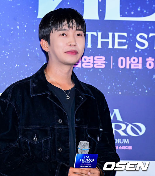 [OSEN=지형준 기자] 22일 오후 서울 CGV 용산 아이파크몰에서 영화 '임영웅 아임 히어로 더 스타디움' 언론시사회 및 무대인사가 열렸다.‘임영웅│아임히어로더스타디움’은지난5월약10만명의영웅시대와서울월드컵경기장을하늘빛으로가득채운임영웅의첫스타디움입성기를다룬영화로,공연실황과함께비하인드가그려진다.임영웅이 포토타임을 하고 있다. 2024.08.22 / jpnews@osen.co.kr
