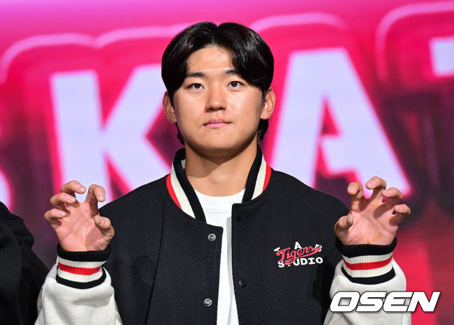[OSEN=조은정 기자]’2025 신한 SOL Bank KBO 미디어데이 & 팬페스트’가 20일 서울 송파구 롯데호텔 월드에서 열렸다.  이번 행사에는 각 구단의 감독을 비롯해 KIA 나성범, 김도영, 삼성 구자욱, 강민호, LG 박해민, 홍창기, 두산 양의지, 김택연, KT 장성우, 강백호, SSG 김광현, 박성한, 롯데 전준우, 윤동희, 한화 채은성, 김서현, NC 박민우, 김형준, 키움 송성문, 이주형 등 KBO 리그 10개 구단 주장과 대표 선수가 참석한다.KIA 김도영이 포즈를 취하고 있다. 2025.03.20 /cej@osen.co.kr