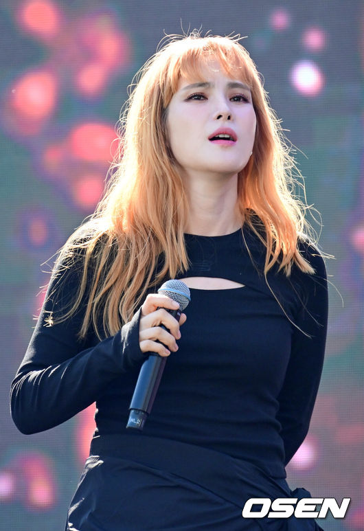 [OSEN=김성락 기자] 29일 오전 서울 영등포구 여의도공원 문화의마당에서 뉴발란스 ‘2024 런 유어 웨이 서울 대회'(2024RunYourWaySEOUL10KRACE)가 진행됐다. 이날 행사에는 뉴발란스 우먼스 뮤즈 김연아가 참석했다. 행사 종료 후 가수 거미가 멋진 공연을 펼치고 있다. 2024.09.29 / ksl0919@osen.co.kr