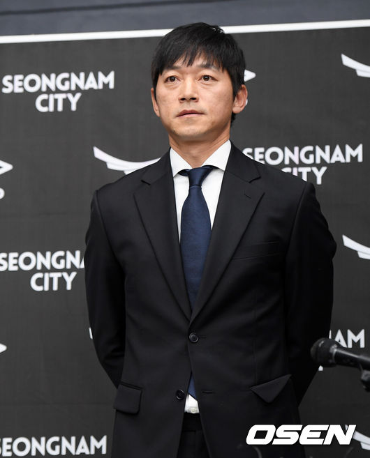[OSEN=성남, 조은정 기자] 26일 오후 경기 성남시 탄천종합운동장에서 성남FC 김남일 신임감독 취임 기자회견이 열렸다.김남일 감독이 인사를 하고 있다. /cej@osen.co.kr