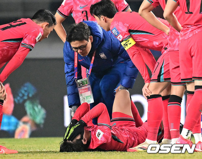 [OSEN=고양, 최규한 기자] 대한민국 대표팀이 홈에서 오만에 1-1로 비겼다.홍명보(56)감독이 이끄는 한국 축구 대표팀은 20일 오후 8시 고양종합운동장에서 열린 2026 국제축구연맹(FIFA) 북중미 월드컵 아시아지역 3차 예선 B조 7차전 오만과 맞대결을 치러 1-1로 비겼다. 후반 한국 이강인이 부상으로 쓰러져 고통스러워 하고 있다. 2025.03.20 / dreamer@osen.co.kr