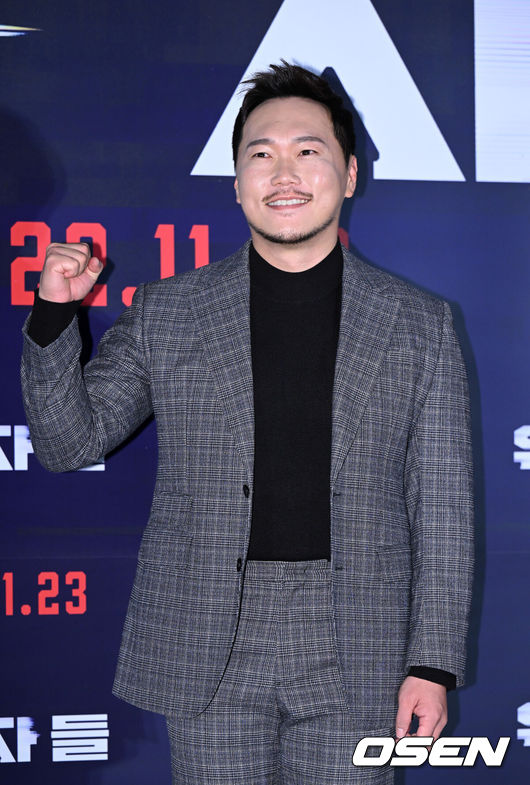[OSEN=이대선 기자] 14일 오후 서울 CGV 용산아이파크몰에서 영화 ‘유포자들’ 언론시사회가 열렸다.배우 송진우가 포토타임을 가지고 있다. 2022.11.14 /sunday@osen.co.kr