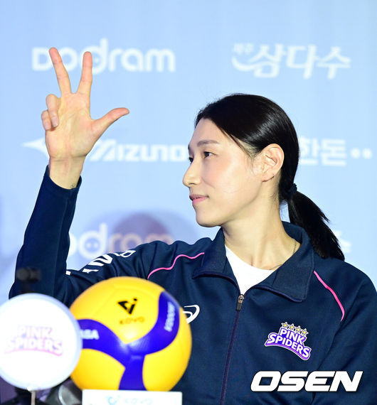 [OSEN=최규한 기자] 21일 오후 서울 청담동 리베라호텔에서 ‘도드람 2024-25 V리그’ 포스트시즌 미디어데이가 열렸다.이번 미디어데이에는 정규리그 1위로 챔피언결정전에 직행한 현대캐피탈과 흥국생명을 비롯해 플레이오프에서 맞붙는 대한항공과 KB손해보험(남자부), 정관장과 현대건설(여자부) 감독 및 대표선수가 나와 각오를 전한다. 흥국생명 김연경이 출사표를 던지고 있다. 2025.03.21 / dreamer@osen.co.kr