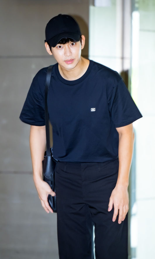 [OSEN=김포공항, 민경훈 기자] 20일 오후 배우 김수현이 해외 일정을 위해 서울 김포국제공항을 통해 일본 도쿄에서 출국했다.배우 김수현이 출국장을 향하며 포즈를 취하고 있다. 2024.06.20 / rumi@osen.co.kr
