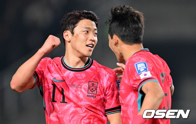 [OSEN=고양, 최규한 기자] 대한민국 대표팀이 홈에서 오만에 1-1로 비겼다.홍명보(56)감독이 이끄는 한국 축구 대표팀은 20일 오후 8시 고양종합운동장에서 열린 2026 국제축구연맹(FIFA) 북중미 월드컵 아시아지역 3차 예선 B조 7차전 오만과 맞대결을 치러 1-1로 비겼다. 전반 한국 황희찬이 선제골에 동료들과 기뻐하고 있다. 2025.03.20 / dreamer@osen.co.kr