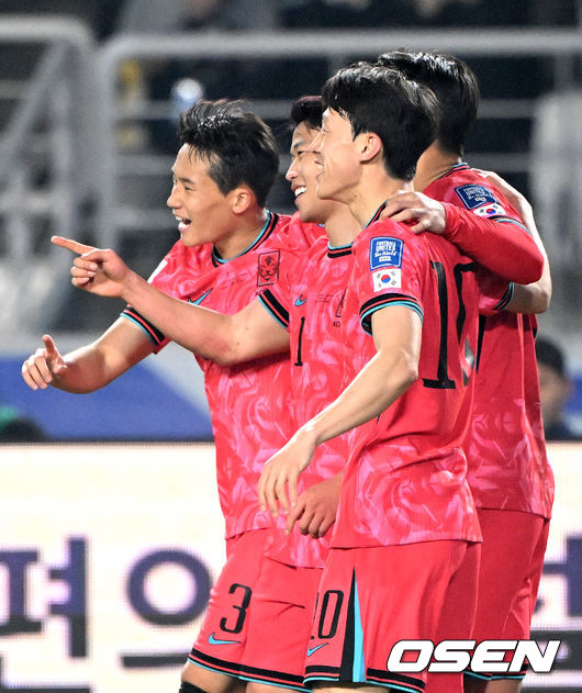 [OSEN=고양, 이대선 기자] 대한민국 대표팀이 홈에서 오만에 1-1로 비겼다.홍명보(56)감독이 이끄는 한국 축구 대표팀은 20일 오후 8시 고양종합운동장에서 열린 2026 국제축구연맹(FIFA) 북중미 월드컵 아시아지역 3차 예선 B조 7차전 오만과 맞대결을 치러 1-1로 비겼다.이로써 한국은 승점 15점(4승 3무)을 기록하며 B조 1위를 유지했다.전반 한국 황희찬이 선제골을 성공시키고 동료들과 환호하고 있다. 2025.03.20 /sunday@osen.co.kr