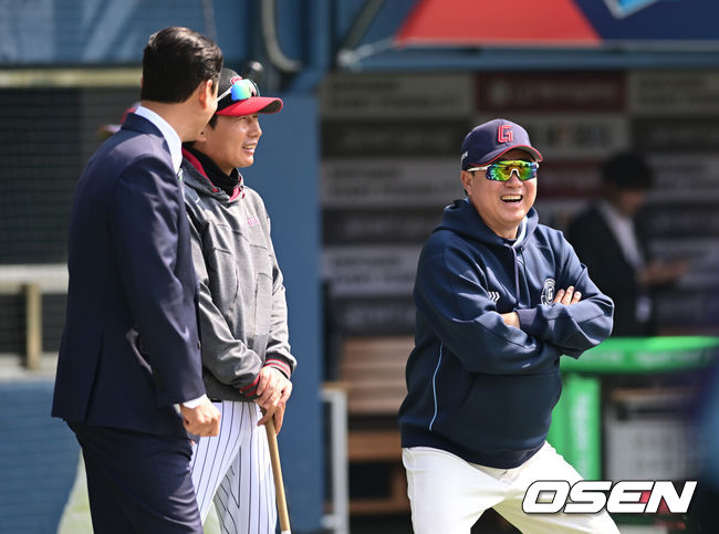 [OSEN=잠실, 김성락 기자] 22일 서울 잠실야구장에서 2025 신한 SOL Bank KBO리그 LG 트윈스와 롯데 자이언츠의 개막전이 열렸다.홈팀인 LG 트윈스는 새 외인 치리노스를 선발로, 원정팀 롯데 자이언츠는 반즈를 선발로 내세웠다. 개막전 시작에 앞서 롯데 김태형 감독, LG 염경엽 감독이 이야기를 나누고 있다. 2025.03.22 / ksl0919@osen.co.kr
