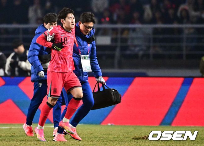 [OSEN=고양, 조은정 기자]20일 오후 경기도 고양종합운동장에서 2026 국제축구연맹(FIFA) 북중미 월드컵 아시아지역 3차 예선 B조 7차전 한국과 오만의 경기가 열렸다.승점 14점(4승 2무)으로 B조 1위를 유지하고 있는 한국이 오만전과 25일 예정된 요르단전에서 모두 승리해 승점 6점을 얻어낸다면,6월예정된이라크, 쿠웨이트와 경기 결과와 상관없이 11회 연속 월드컵 본선 진출을 확정 짓는다. 후반 한국 이강인이 부상 치료를 위해 그라운드 밖으로 나가고 있다. 2025.03.20 /cej@osen.co.kr