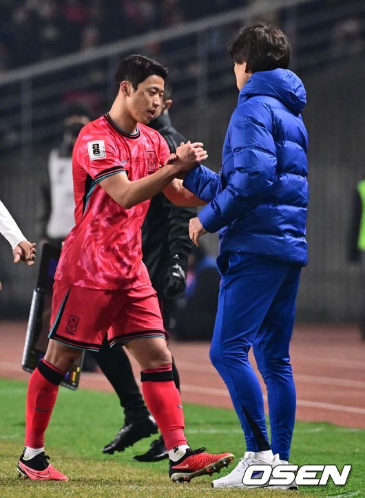 [OSEN=고양, 조은정 기자]20일 오후 경기도 고양종합운동장에서 2026 국제축구연맹(FIFA) 북중미 월드컵 아시아지역 3차 예선 B조 7차전 한국과 오만의 경기가 열렸다.승점 14점(4승 2무)으로 B조 1위를 유지하고 있는 한국이 오만전과 25일 예정된 요르단전에서 모두 승리해 승점 6점을 얻어낸다면,6월예정된이라크, 쿠웨이트와 경기 결과와 상관없이 11회 연속 월드컵 본선 진출을 확정 짓는다. 후반 한국 황희찬이  교체되고 있다. 2025.03.20 /cej@osen.co.kr
