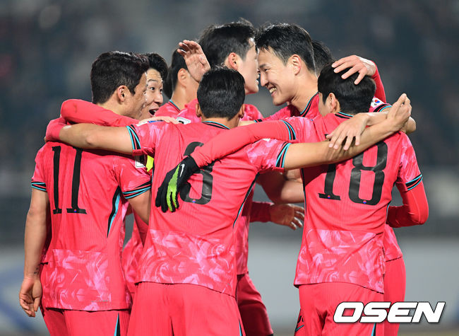 [OSEN=고양, 최규한 기자] 대한민국 대표팀이 홈에서 오만에 1-1로 비겼다.홍명보(56)감독이 이끄는 한국 축구 대표팀은 20일 오후 8시 고양종합운동장에서 열린 2026 국제축구연맹(FIFA) 북중미 월드컵 아시아지역 3차 예선 B조 7차전 오만과 맞대결을 치러 1-1로 비겼다. 전반 한국 황희찬이 선제골에 동료들과 기뻐하고 있다. 2025.03.20 / dreamer@osen.co.kr
