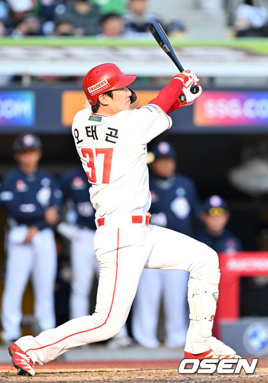 [OSEN=인천, 민경훈 기자] 22일 인천 SSG랜더스필드에서 ‘2025 신한 SOL BANK KBO리그’ SSG 랜더스와 두산 베어스의 개막경기가 열렸다.이날 홈팀 SSG은 앤더슨을, 어웨이팀 두산은 콜어빈을 선발투수로 내세웠다.8회말 1사 주자 1루 SSG 오태곤이 좌월 재역전 투런 홈런을 때리고 있다. 2025.03.22 / rumi@osen.co.kr