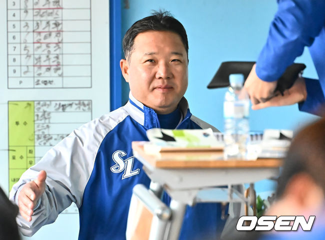 [OSEN=대구, 이석우 기자] 22일 대구삼성라이온즈파크에서 2025 신한 SOL 뱅크 KBO 리그 삼성 라이온즈와 키움 히어로즈의 경기가 열렸다. 홈팀 삼성은 후라도가 방문팀 키움은 로젠버그가 선발 출전했다. 삼성 라이온즈 박진만 감독이 13-5 대승하고 미소짓고 있다. 2025.03.22 / foto0307@osen.co.kr