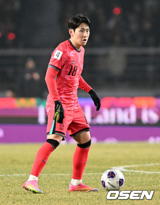 [OSEN=고양, 이대선 기자] 대한민국 대표팀이 홈에서 오만에 1-1로 비겼다.홍명보(56)감독이 이끄는 한국 축구 대표팀은 20일 오후 8시 고양종합운동장에서 열린 2026 국제축구연맹(FIFA) 북중미 월드컵 아시아지역 3차 예선 B조 7차전 오만과 맞대결을 치러 1-1로 비겼다.이로써 한국은 승점 15점(4승 3무)을 기록하며 B조 1위를 유지했다.후반 한국 이강인이 드리블 돌파를 하고 있다. 2025.03.20 /sunday@osen.co.kr