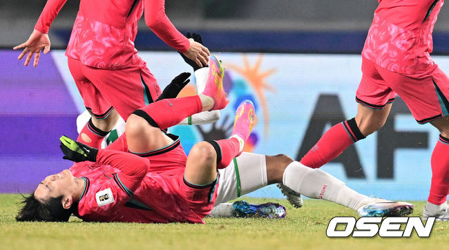 [OSEN=고양, 최규한 기자] 대한민국 대표팀이 홈에서 오만에 1-1로 비겼다.홍명보(56)감독이 이끄는 한국 축구 대표팀은 20일 오후 8시 고양종합운동장에서 열린 2026 국제축구연맹(FIFA) 북중미 월드컵 아시아지역 3차 예선 B조 7차전 오만과 맞대결을 치러 1-1로 비겼다. 후반 한국 이강인이 상대 태클에 넘어지며 고통스러워하고 있다. 2025.03.20 / dreamer@osen.co.kr
