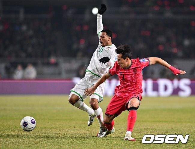 [OSEN=고양, 조은정 기자]20일 오후 경기도 고양종합운동장에서 2026 국제축구연맹(FIFA) 북중미 월드컵 아시아지역 3차 예선 B조 7차전 한국과 오만의 경기가 열렸다.승점 14점(4승 2무)으로 B조 1위를 유지하고 있는 한국이 오만전과 25일 예정된 요르단전에서 모두 승리해 승점 6점을 얻어낸다면,6월예정된이라크, 쿠웨이트와 경기 결과와 상관없이 11회 연속 월드컵 본선 진출을 확정 짓는다. 전반 한국 이태석이 오만 공을 스틸하고 있다. 2025.03.20 /cej@osen.co.kr