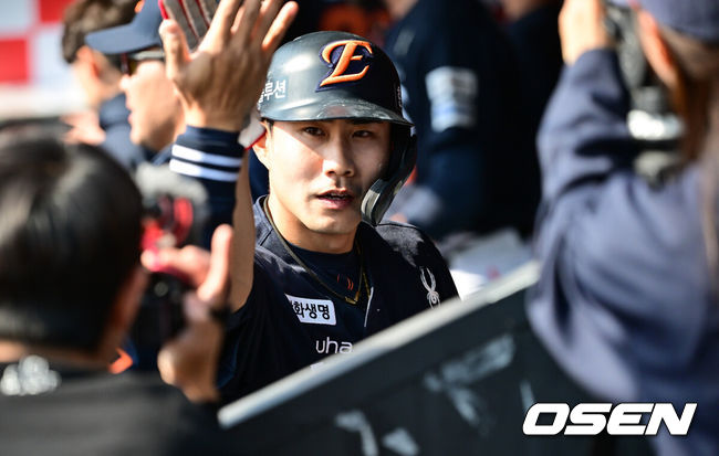[OSEN=수원, 박준형 기자] 22일 수원KT위즈파크에서 ‘2025 신한 SOL BANK KBO리그’ KT 위즈와 한화 이글스의 개막경기가 진행됐다.이날 홈팀 KT는 헤이수스를, 어웨이팀 한화는 폰세를 선발투수로 내세웠다. 3회초 2사 2루 한화 김태연의 1타점 적시타때 2루 주자 심우준이 홈을 밟은뒤 동료들의 축하를 받고 있다.   2025.03.22 / soul1014@osen.co.kr
