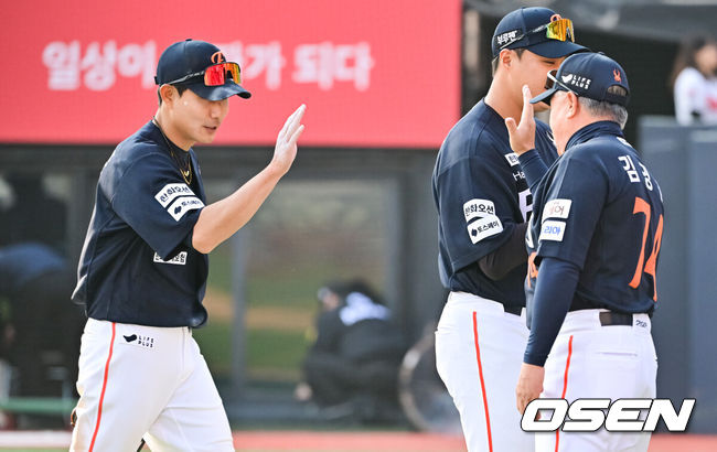[OSEN=수원, 박준형 기자] 한화 김경문호가 무서운 뒷심을 앞세워 2025시즌 개막전을 승리로 장식했다. '50억 원 FA' 심우준이 친정팀을 상대로 날린 2루타가결승타로 기록됐다.프로야구 한화 이글스는 22일 수원KT위즈파크에서 펼쳐진 2025 신한 SOL뱅크 KBO리그 KT 위즈와의 개막전에서 4-3으로 승리했다.경기종료 후 한화 심우준이 김경문 감독과 하이파이브를 하고 있다. 2025.03.22 / 