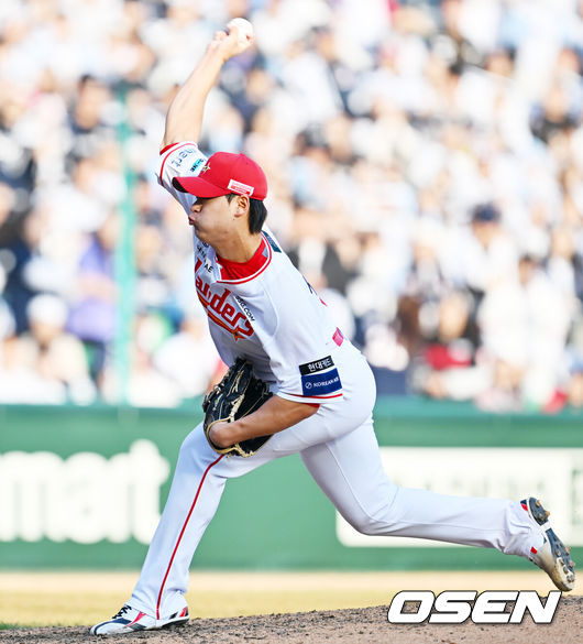 [OSEN=인천, 민경훈 기자] 22일 인천 SSG랜더스필드에서 ‘2025 신한 SOL BANK KBO리그’ SSG 랜더스와 두산 베어스의 개막경기가 열렸다.이날 홈팀 SSG은 앤더슨을, 어웨이팀 두산은 콜어빈을 선발투수로 내세웠다.9회초 마운드에 오른 조병현이 힘차게 공을 뿌리고 있다. 2025.03.22 / rumi@osen.co.kr