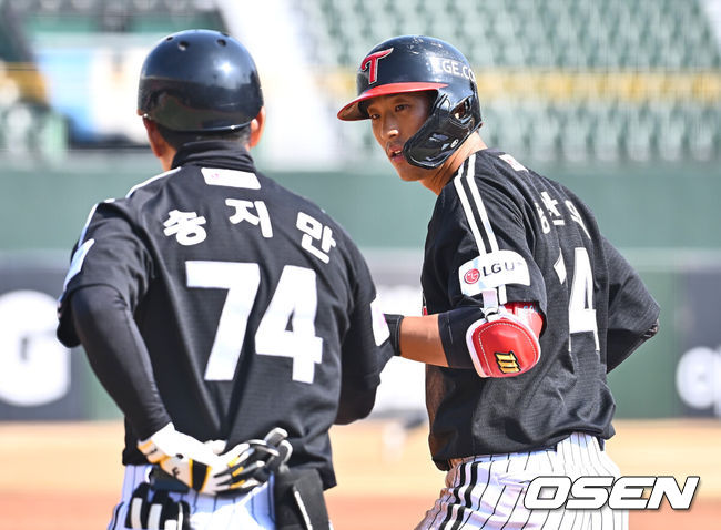 [OSEN=부산, 이석우 기자] 11일 부산 사직야구장에서 2025 신한 SOL 뱅크 KBO 리그 롯데 자이언츠와 LG 트윈스의 시범경기가 열렸다. 홈팀 롯데는 나균안이 선발로 출전하고, 방문팀 LG는 임찬규가 선발로 출전했다.LG 트윈스 송찬의가 5회초 2사 2루 좌익수 앞 동점 1타점 안타를 치고 하이파이브를 하고 있다. 2025.03.11 / foto0307@osen.co.kr