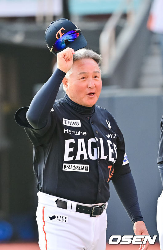 [OSEN=수원, 박준형 기자] 한화 김경문호가 무서운 뒷심을 앞세워 2025시즌 개막전을 승리로 장식했다. '50억 원 FA' 심우준이 친정팀을 상대로 날린 2루타가결승타로 기록됐다.프로야구 한화 이글스는 22일 수원KT위즈파크에서 펼쳐진 2025 신한 SOL뱅크 KBO리그 KT 위즈와의 개막전에서 4-3으로 승리했다.경기종료 후 한화 김경문 감독이 팬들에게 인사를 하고 있다. 2025.03.22 / 