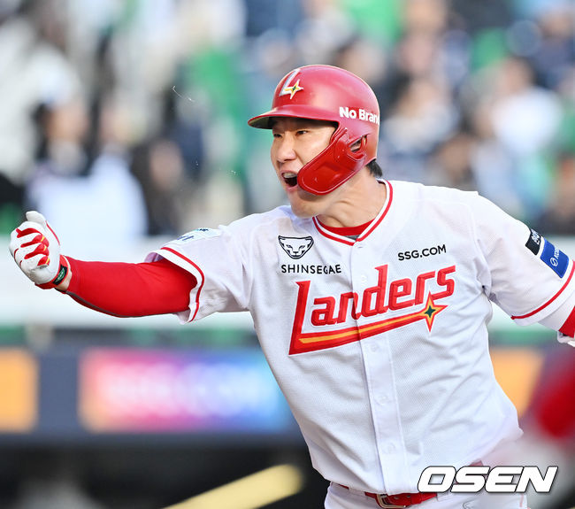 [OSEN=인천, 민경훈 기자] 22일 인천 SSG랜더스필드에서 ‘2025 신한 SOL BANK KBO리그’ SSG 랜더스와 두산 베어스의 개막경기가 열렸다.이날 홈팀 SSG은 앤더슨을, 어웨이팀 두산은 콜어빈을 선발투수로 내세웠다.8회말 1사 주자 1루 SSG 오태곤이 좌월 역전 투런 홈런을 때린 후 기뻐하고 있다. 2025.03.22 / rumi@osen.co.kr