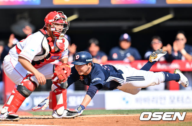[OSEN=인천, 민경훈 기자] 22일 인천 SSG랜더스필드에서 ‘2025 신한 SOL BANK KBO리그’ SSG 랜더스와 두산 베어스의 개막경기가 열렸다.이날 홈팀 SSG은 앤더슨을, 어웨이팀 두산은 콜어빈을 선발투수로 내세웠다.3회초 2사 주자 1루 두산 김재환의 우익수 오른쪽 1타점 적시 2루타때 정수빈이 홈으로 몸을 날려 세이프되고 있다. 2025.03.22 / rumi@osen.co.kr