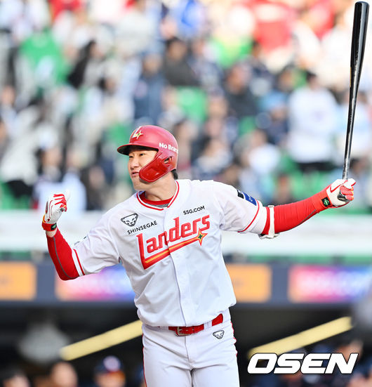 [OSEN=인천, 민경훈 기자] 22일 인천 SSG랜더스필드에서 ‘2025 신한 SOL BANK KBO리그’ SSG 랜더스와 두산 베어스의 개막경기가 열렸다.이날 홈팀 SSG은 앤더슨을, 어웨이팀 두산은 콜어빈을 선발투수로 내세웠다.8회말 1사 주자 1루 SSG 오태곤이 좌월 역전 투런 홈런을 때리고 있다. 2025.03.22 / rumi@osen.co.kr