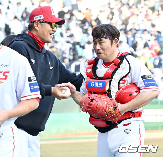 [OSEN=인천, 민경훈 기자] 22일 인천 SSG랜더스필드에서 ‘2025 신한 SOL BANK KBO리그’ SSG 랜더스와 두산 베어스의 개막경기가 열렸다.이 경기에서 SSG은 두산에6-5로 역전승을 거뒀다.경기를 마치고 SSG 이지영이 이숭용 감독과 하이파이브를 하며 승리구를 주고 있다. 2025.03.22 / rumi@osen.co.kr