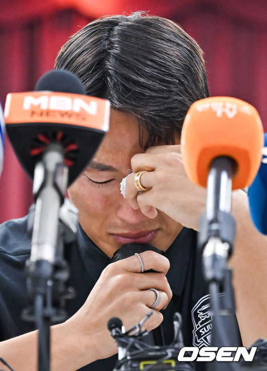 [OSEN=수원, 박준형 기자] 수원FC 손준호가 11일 오후 수원시체육회관에서 중국축구협회 영구 제명 징계 관련 반박 기자회견을 가졌다.중국축구협회는 지난 10일 “사법기관이 인정한 사실에 따르면 전(前) 산둥 타이산 선수 손준호는 정당하지 않은 이익을 도모하려고 정당하지 않은 거래에 참여해 축구 경기를 조작하고 불법 이익을 얻었다”며 “손준호의 축구와 관련된 어떠한 활동도 평생 금지한다”고 밝혔다.손준호는 지난해 5월 중국 상하이 훙차오공항을 통해 귀국하려다 공안에 연행됐고, 이후 형사 구류돼 랴오닝성 차오양 공안국의 조사를 받은뒤 지난 3월 풀려났다.이에 따라 승부 조작에 가담했다거나 산둥으로 이적하는 과정에서 금품이 오갔을 가능성이 거론됐지만, 손준호 측은 강하게 부인해왔다.손준호가 눈물을 보이고 있다. 2024.09.11  / soul1014@osen.co.kr