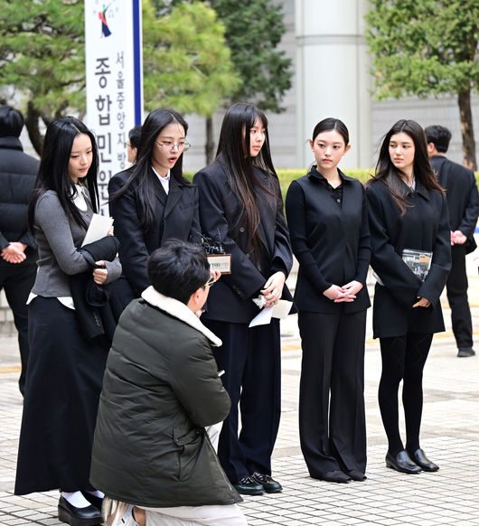 [OSEN=최규한 기자] 7일 서울 서초동 서울중앙지방법원에서 어도어가 뉴진스(NJZ) 멤버 5명을 상대로 낸 '기획사 지위보전과 광고 계약 체결 금지 가처분' 사건의 첫 심문기일이 진행됐다.이날 뉴진스(NJZ) 멤버 민지, 하니, 다니엘, 해린, 혜인 모두 직접 법원에 출석했다.뉴진스(NJZ) 멤버 하니, 민지, 혜인, 해린,다니엘(왼쪽부터)가 법원을 나서며 취재진에게 입장을 전하고 있다. 2025.03.07 / dreamer@osen.co.kr
