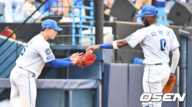 [OSEN=대구, 이석우 기자] 23일 대구삼성라이온즈파크에서 2025 신한 SOL 뱅크 KBO 리그 삼성 라이온즈와 키움 히어로즈의 경기가 열렸다. 홈팀 삼성은 백정현이, 방문팀 키움은 하영민이 선발 출전했다. 삼성 라이온즈 배찬승이 6회초 데뷔전을 무실점으로 막고 디아즈가 챙겨준 기념구를 받고 있다. 2025.03.23 / foto0307@osen.co.kr