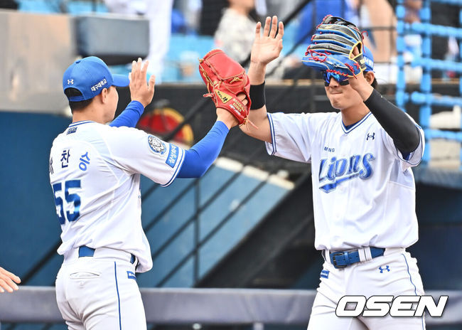 [OSEN=대구, 이석우 기자] 23일 대구삼성라이온즈파크에서 2025 신한 SOL 뱅크 KBO 리그 삼성 라이온즈와 키움 히어로즈의 경기가 열렸다. 홈팀 삼성은 백정현이, 방문팀 키움은 하영민이 선발 출전했다. 삼성 라이온즈 배찬승이 6회초 데뷔전을 무실점으로 막고 구자욱과 하이파이브를 하고 있다. 2025.03.23 / foto0307@osen.co.kr