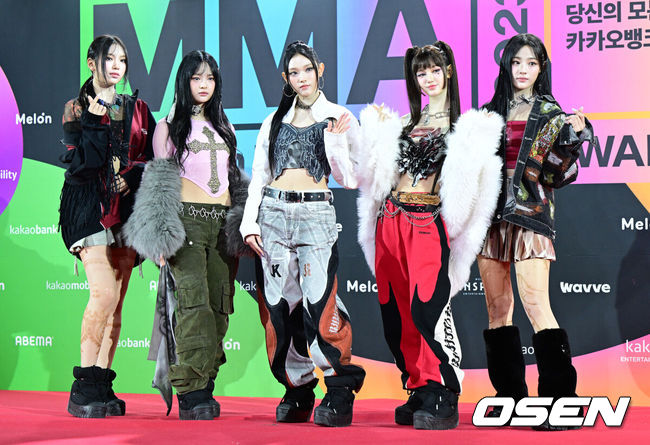 [OSEN=지형준 기자] 2일 오후 인천 인스파이어 아레나에서 멜론뮤직어워드(MMA2023)레드카펫 행사가 열렸다.뉴진스가 포토타임을 하고 있다. 2023.12.02 / jpnews.osen.co.kr