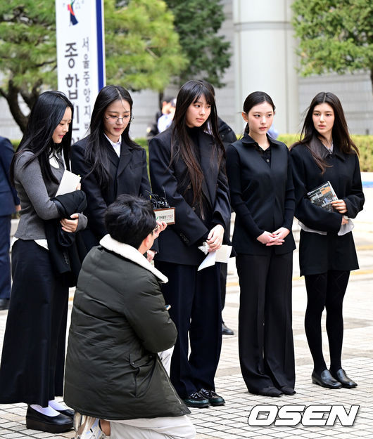 [OSEN=최규한 기자] 7일 서울 서초동 서울중앙지방법원에서 어도어가 뉴진스(NJZ) 멤버 5명을 상대로 낸 '기획사 지위보전과 광고 계약 체결 금지 가처분' 사건의 첫 심문기일이 진행됐다.이날 뉴진스(NJZ) 멤버 민지, 하니, 다니엘, 해린, 혜인 모두 직접 법원에 출석했다.뉴진스(NJZ) 멤버 하니, 민지, 혜인, 해린,다니엘(왼쪽부터)가 법원을 나서며 취재진에게 입장을 전하고 있다. 2025.03.07 / dreamer@osen.co.kr