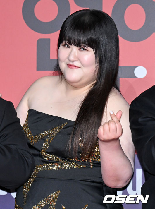 [OSEN=조은정 기자]2023 SBS연예대상 포토월 행사가 30일 서울 마포구 상암 SBS 프리즘타워에서 열렸다.코미디언 이국주가 레드카펫을 밟으며 포즈를 취하고 있다. 2023.12.30/cej@osen.co.kr