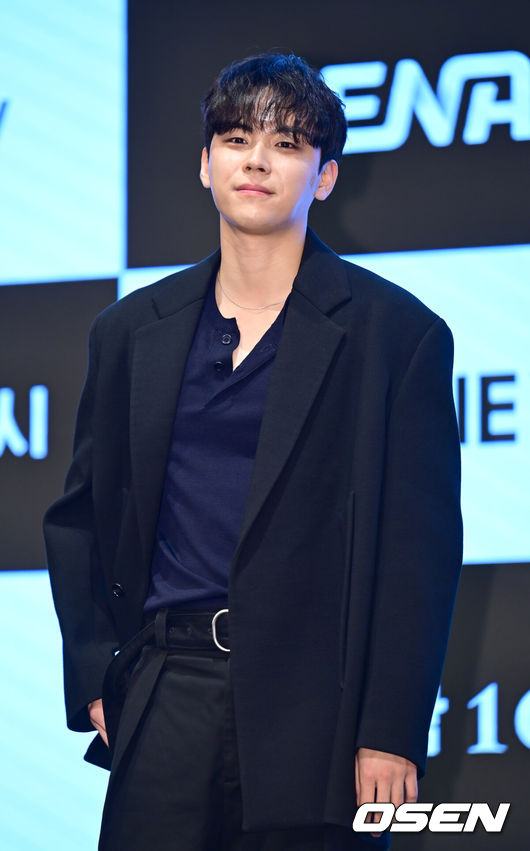 [OSEN=김성락 기자] 12일 오후 서울 구로구 신도림 디큐브시티에서 지니TV 오리지널 드라마 ‘유어 아너’ 제작발표회가 열렸다. 이날 행사에는 배우 손현주, 김명민, 김도훈, 정은채, 유종선 감독이 참석했다. 배우 김도훈이 포토타임을 갖고 있다. 2024.08.12 / ksl0919@osen.co.kr