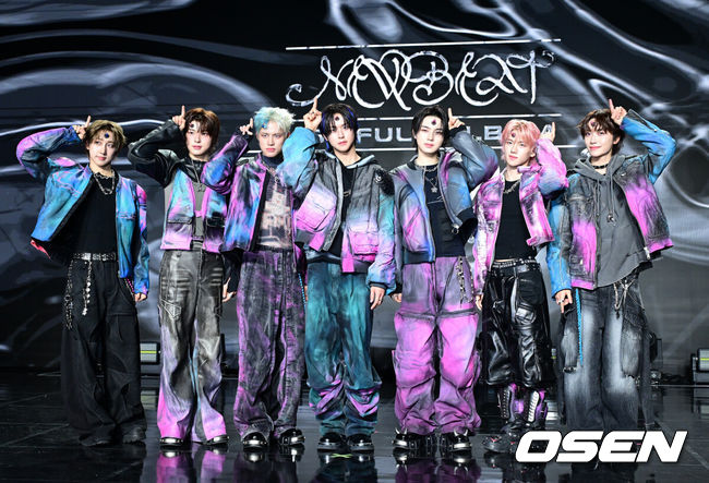 [OSEN=지형준 기자] 그룹 뉴비트(NEWBEAT, 박민석·홍민성·전여여정·최서현·김태양·조윤후·김리우)  정규 1집 'RAW AND RAD' 데뷔 쇼케이스가 24일 오후 서울 신사동 일지아트홀에서 열렸다.타이틀곡 'Flip the Coin'은 90년대 정통 올드 스쿨 장르로 다양한 샘플링 사운드와 그루비하면서 파워풀한 드럼, 중독성 강한 훅이 돋보이는 곡이다. 세상의 양면성, 즉 선과 악이 동전의 양면처럼 공존한다는 이야기를 소년들의 시점에서 풀어낸다.뉴비트가 포토타임을 하고 있다. 2025.03.24 / jpnews@osen.co.kr