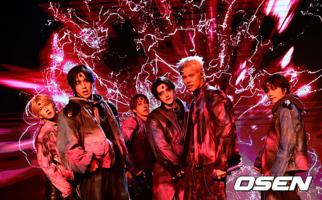 [OSEN=지형준 기자] 그룹 뉴비트(NEWBEAT, 박민석·홍민성·전여여정·최서현·김태양·조윤후·김리우)  정규 1집 'RAW AND RAD' 데뷔 쇼케이스가 24일 오후 서울 신사동 일지아트홀에서 열렸다.타이틀곡 'Flip the Coin'은 90년대 정통 올드 스쿨 장르로 다양한 샘플링 사운드와 그루비하면서 파워풀한 드럼, 중독성 강한 훅이 돋보이는 곡이다. 세상의 양면성, 즉 선과 악이 동전의 양면처럼 공존한다는 이야기를 소년들의 시점에서 풀어낸다.뉴비트 무대를 선보이고 있다. 2025.03.24 / jpnews@osen.co.kr
