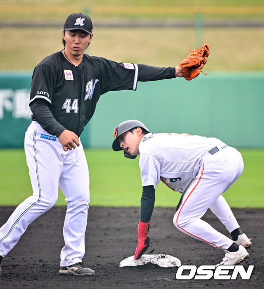[OSEN=오키나와(일본), 조은정 기자]한화 이글스가 23일(한국시간) 일본 오키나와 오키나와 니시자키 야구장에서 일본프로야구 구단 지바 롯데 마린스와 연습경기를 가졌다. 8회초 2사 1루 한화 이상혁이 2루 도루에 성공하고 있다. 2025.02.23 /cej@osen.co.kr