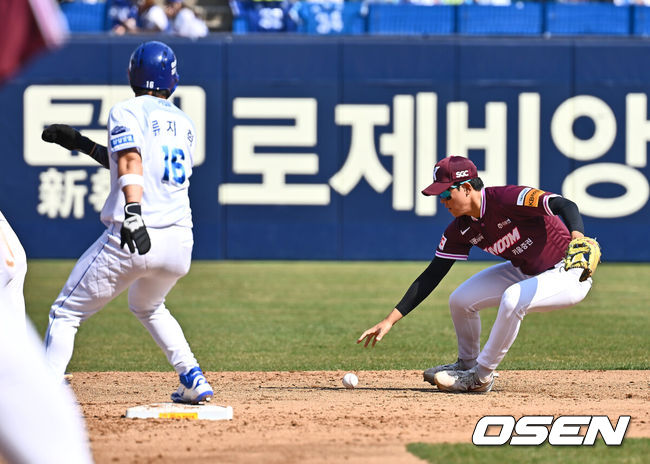 [OSEN=대구, 이석우 기자] 23일 대구삼성라이온즈파크에서 2025 신한 SOL 뱅크 KBO 리그 삼성 라이온즈와 키움 히어로즈의 경기가 열렸다. 키움 히어로즈 이재상이 2회말 2사 1,2루 삼성 라이온즈 구자욱의 타구를 놓치는 실책을 하고 있다. 이 실책으로 1실점 추가 허용. 2025.03.23 / foto0307@osen.co.kr