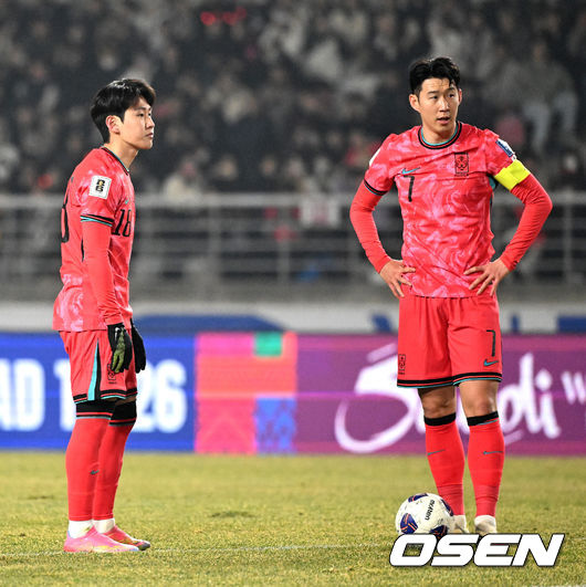 [OSEN=고양, 이대선 기자] 대한민국 대표팀이 홈에서 오만에 1-1로 비겼다.홍명보(56)감독이 이끄는 한국 축구 대표팀은 20일 오후 8시 고양종합운동장에서 열린 2026 국제축구연맹(FIFA) 북중미 월드컵 아시아지역 3차 예선 B조 7차전 오만과 맞대결을 치러 1-1로 비겼다.이로써 한국은 승점 15점(4승 3무)을 기록하며 B조 1위를 유지했다.전반 한국 이강인과 손흥민이 프리킥을 준비하고 있다. 2025.03.20 /sunday@osen.co.kr