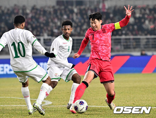 [OSEN=고양, 조은정 기자]20일 오후 경기도 고양종합운동장에서 2026 국제축구연맹(FIFA) 북중미 월드컵 아시아지역 3차 예선 B조 7차전 한국과 오만의 경기가 열렸다.승점 14점(4승 2무)으로 B조 1위를 유지하고 있는 한국이 오만전과 25일 예정된 요르단전에서 모두 승리해 승점 6점을 얻어낸다면,6월예정된이라크, 쿠웨이트와 경기 결과와 상관없이 11회 연속 월드컵 본선 진출을 확정 짓는다. 후반 한국 손흥민이 드리블을 하고 있다. 2025.03.20 /cej@osen.co.kr