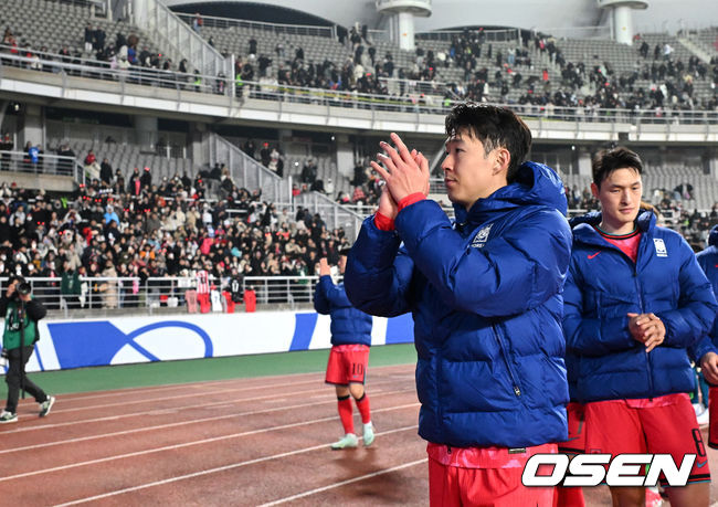 [OSEN=고양, 이대선 기자] 대한민국 대표팀이 홈에서 오만에 1-1로 비겼다.홍명보(56)감독이 이끄는 한국 축구 대표팀은 20일 오후 8시 고양종합운동장에서 열린 2026 국제축구연맹(FIFA) 북중미 월드컵 아시아지역 3차 예선 B조 7차전 오만과 맞대결을 치러 1-1로 비겼다.이로써 한국은 승점 15점(4승 3무)을 기록하며 B조 1위를 유지했다.경기 종료 후 한국 손흥민이 관중석을 향해 인사를 하고 있다. 2025.03.20 /sunday@osen.co.kr