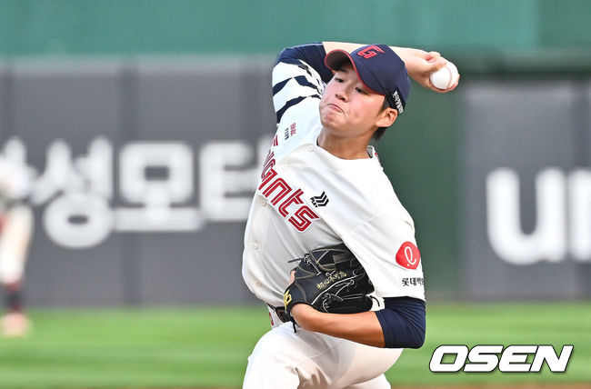 [OSEN=부산, 이석우 기자] 8일 부산 사직야구장에서 2024 신한 SOL 뱅크 KBO 리그 롯데 자이언츠와 SSG 랜더스의 경기가 열렸다. 롯데 자이언츠 신인 투수 박준우가 데뷔 첫 등판, 역투하고 있다. 2024.09.08 / foto0307@osen.co.kr